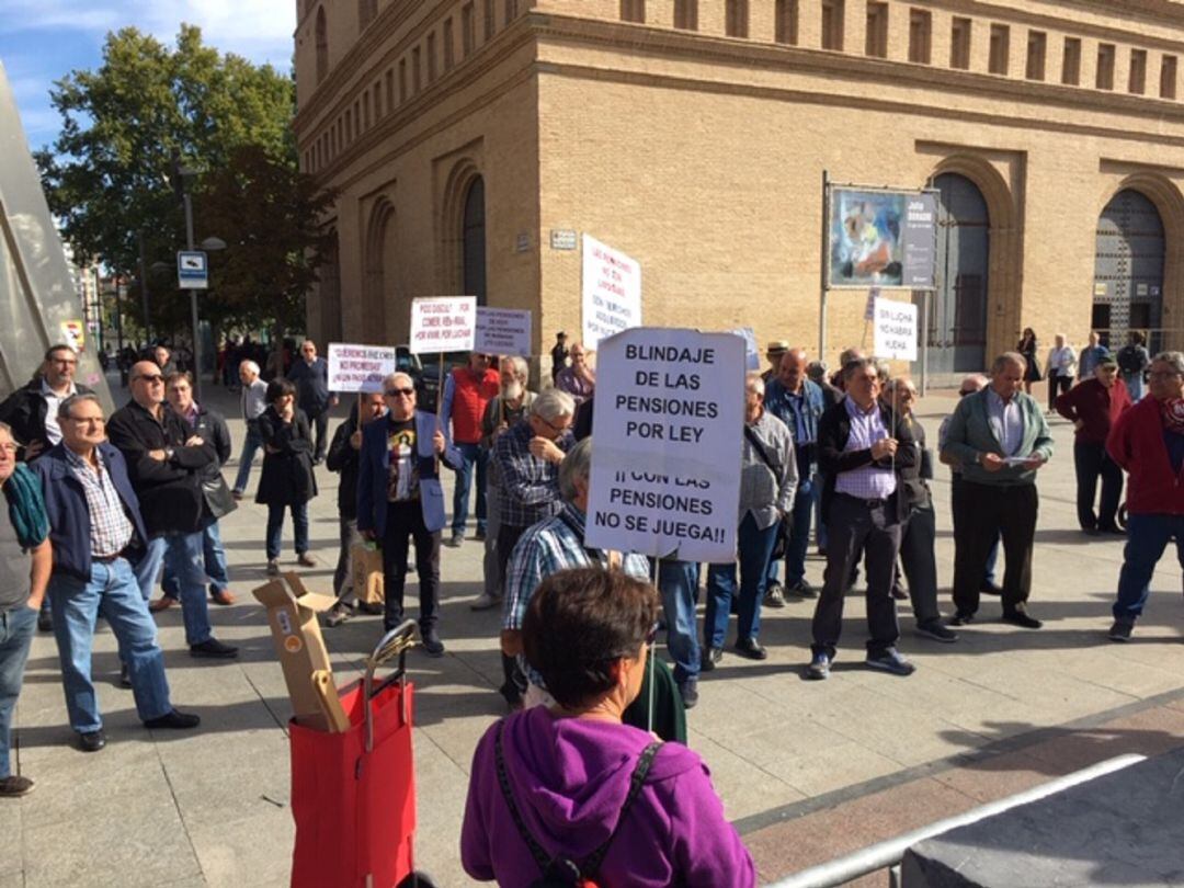 Protesta de pensionistas en la Plaza del Pilar 