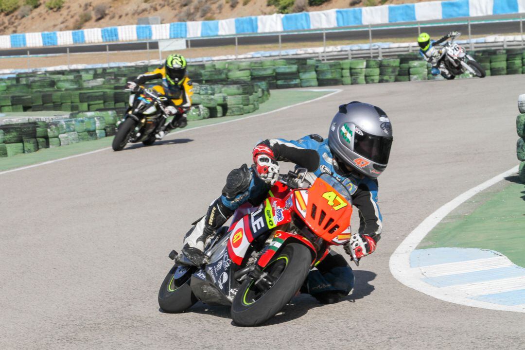 Los jóvenes pìlotos rodando en la pista del circuito de Jerez 