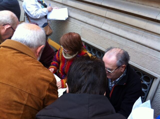 Desenes de pensionistes s'informaven davant dels Jutjats Socials de Barcelona abans de reclamar que els paguin l'increment de l'IPC del 2012