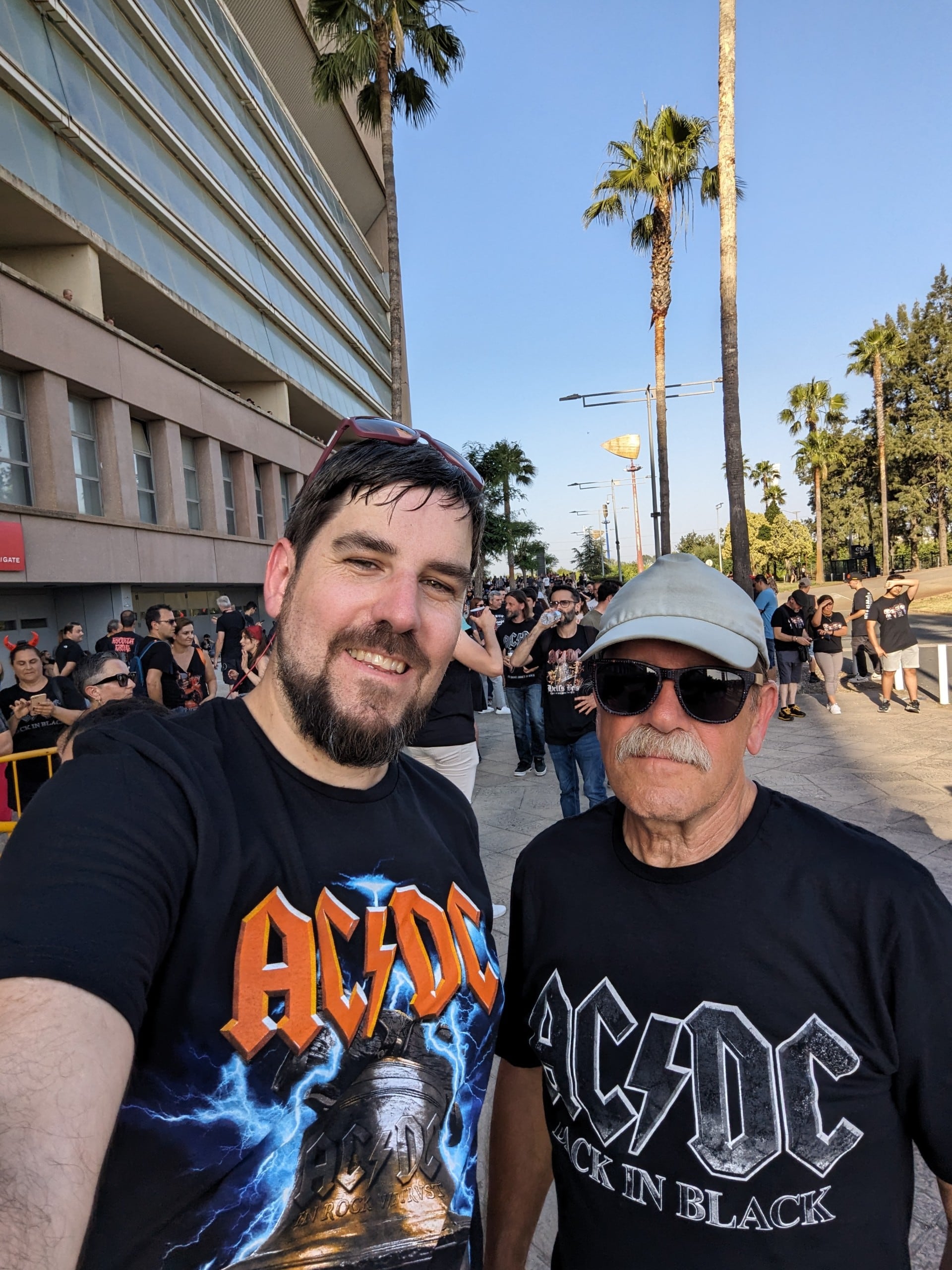 Guillermo y su padre en el concierto de AC/DC