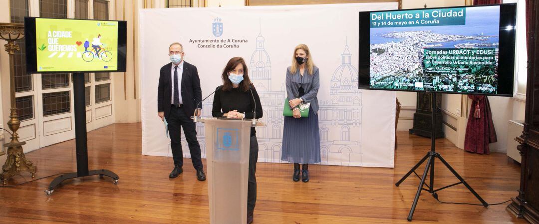 Inés Rey, junto a sus homólogos en Santiago y Castellón