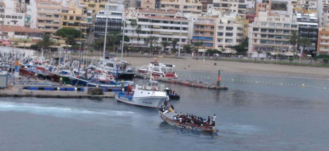 Ochenta y tres personas han llegado al Puerto de Los Cristianos a bordo de un cayuco. Entre ellos, viajaban dieciocho niños