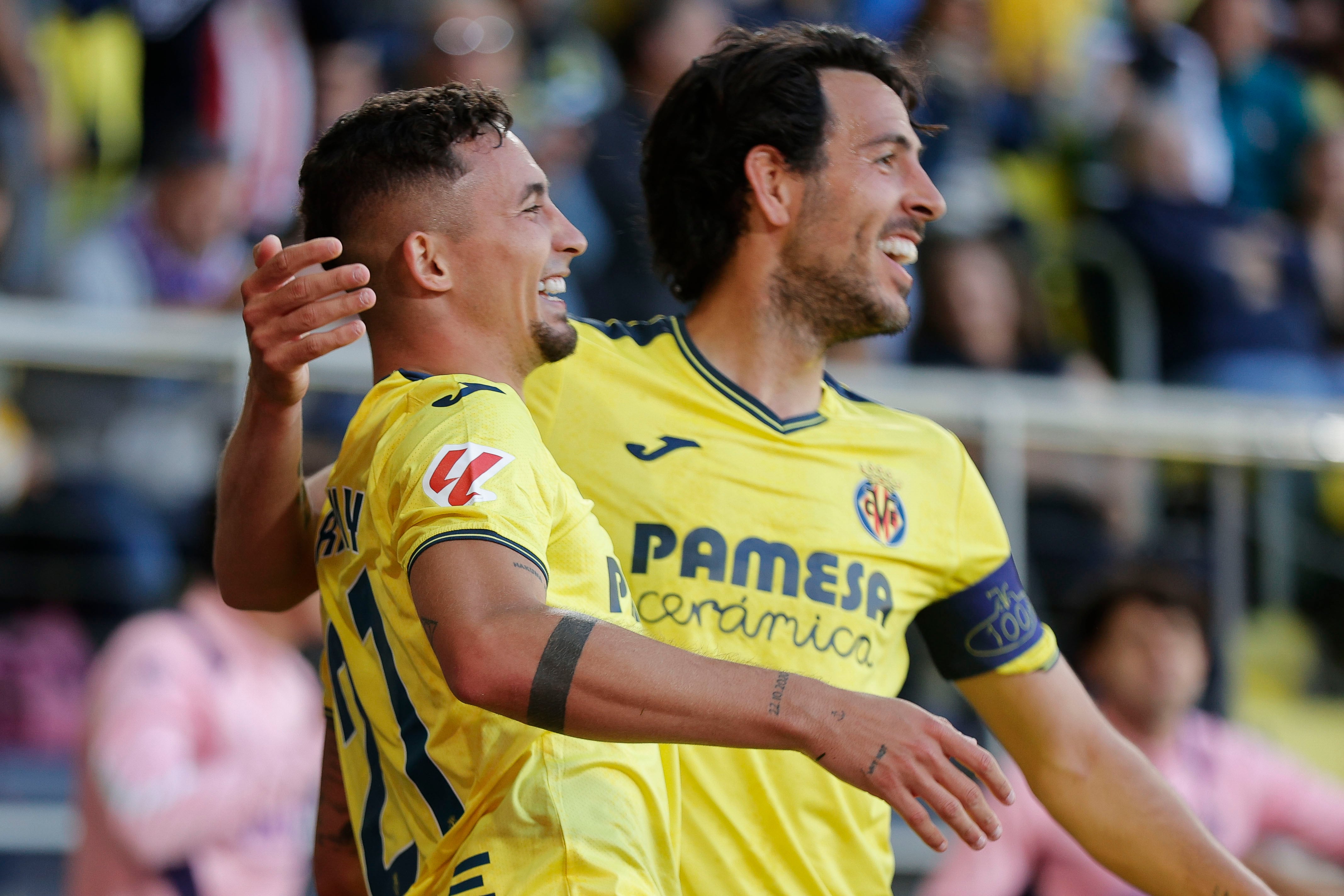 VILLARREAL, 27/04/2025.- El centrocampista del Villarreal Yeremy Pino celebra su gol con su compañero, Parejo, ante el Espanyol durante el partido de Liga que disputan este domingo en el estadio La Cerámica de Villarreal. EFE/ Manuel Bruque