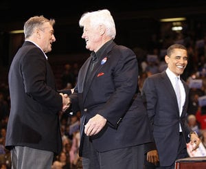 Obama en un acto, respaldado por Ted Kennedy y Robert de Niro.