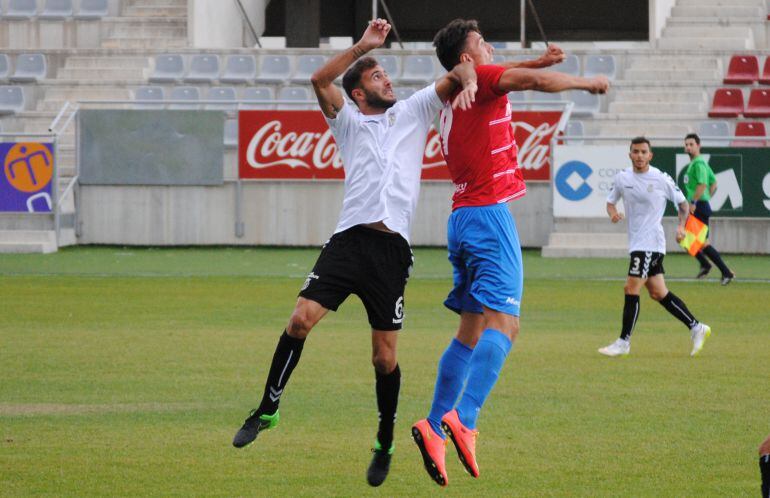 Fran Simón disputa un balón en la Fuensanta