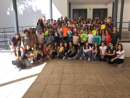 Foto de familia con alumnas y alumnos del IES y de los colegios de primaria