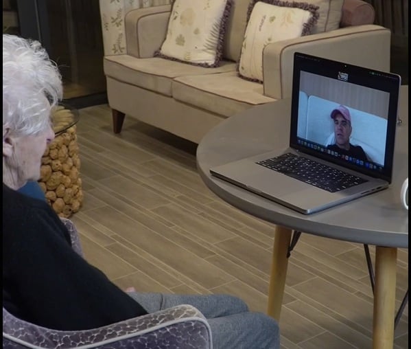 Robbie Williams sorprende a una seguidora de 94 años