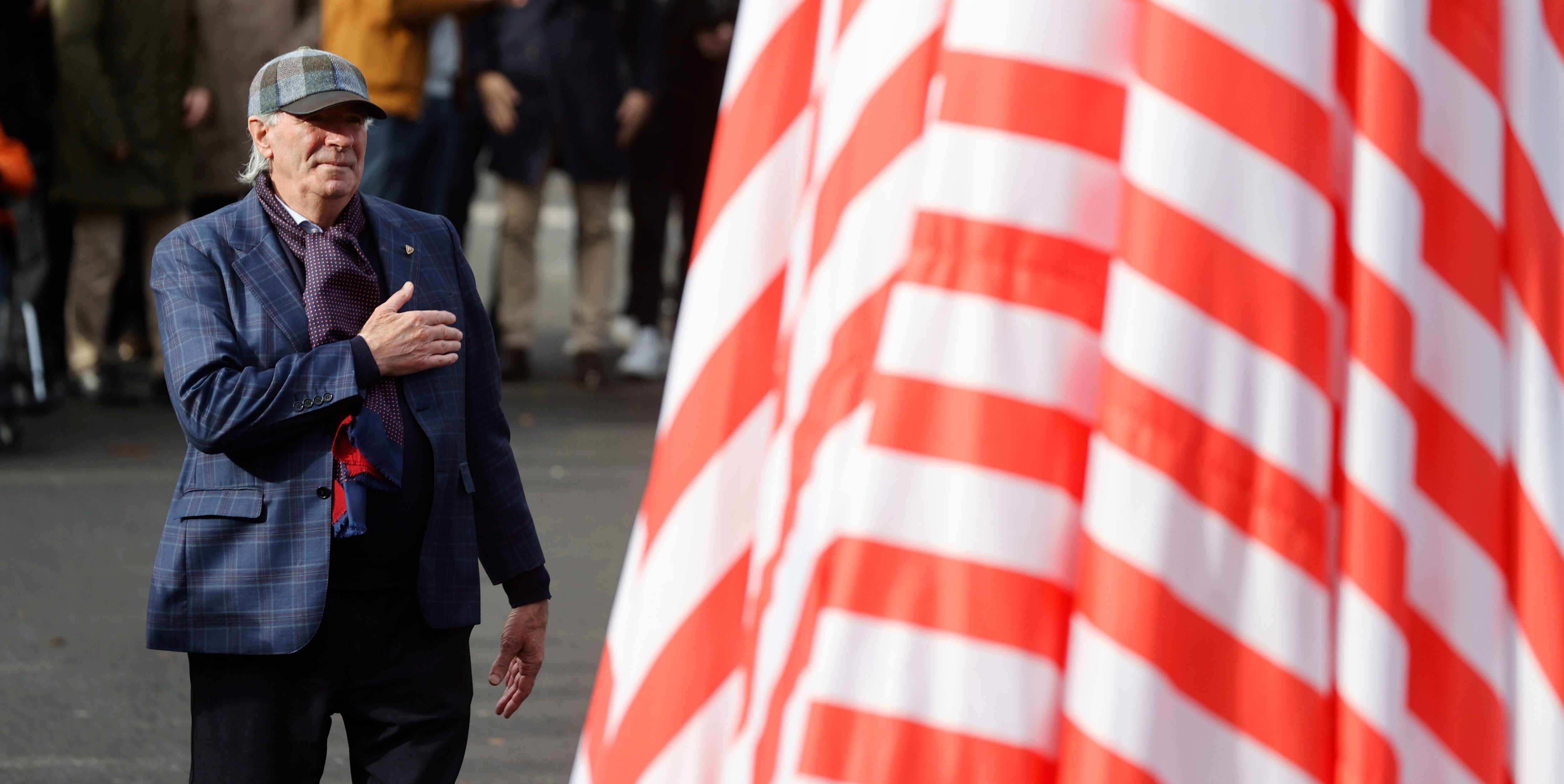 GRAFCAV7124. BILBAO, 16/12/2023.-Iribar agradece las muestras de cariño junto a la estatua a José Ángel Iribar, histórico portero de la selección nacional y del Athletic de Bilbao, ante el campo de San Mamés, donde este sábado ha dado el arranque de los actos de clausura del 125 aniversario del Athletic Club. EFE/Luis Tejido
