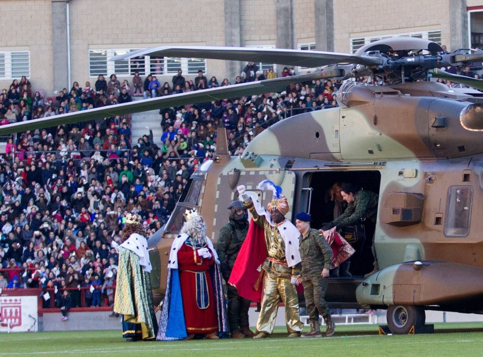 Los Reyes Magos han llegado hoy al estadio de Las Gaunas de Logroño en uno de los cinco helicópteros "Caimán" que posee el Ejército de Tierra, que es el más moderno que posee y que se encuentran desde hace unas semanas en su base de Agoncillo (La Rioja).