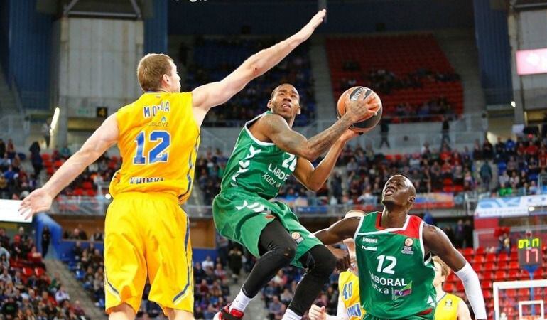 Monia trata de taponar a Adams en presencia de Ilimane Diop.