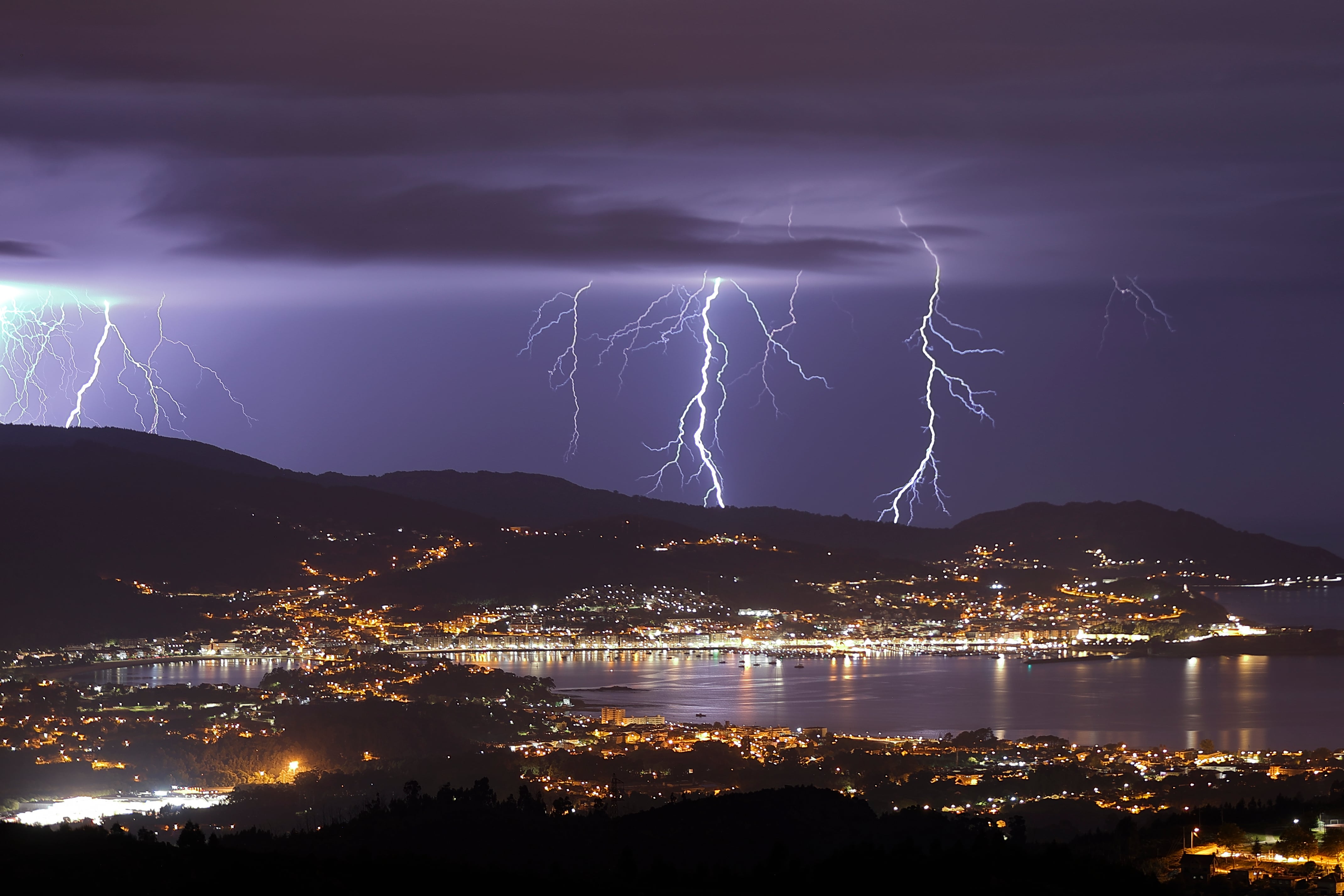 Vista de la tormenta producida anoche sobre la Ría de Vigo vista desde el monte Cepudo.