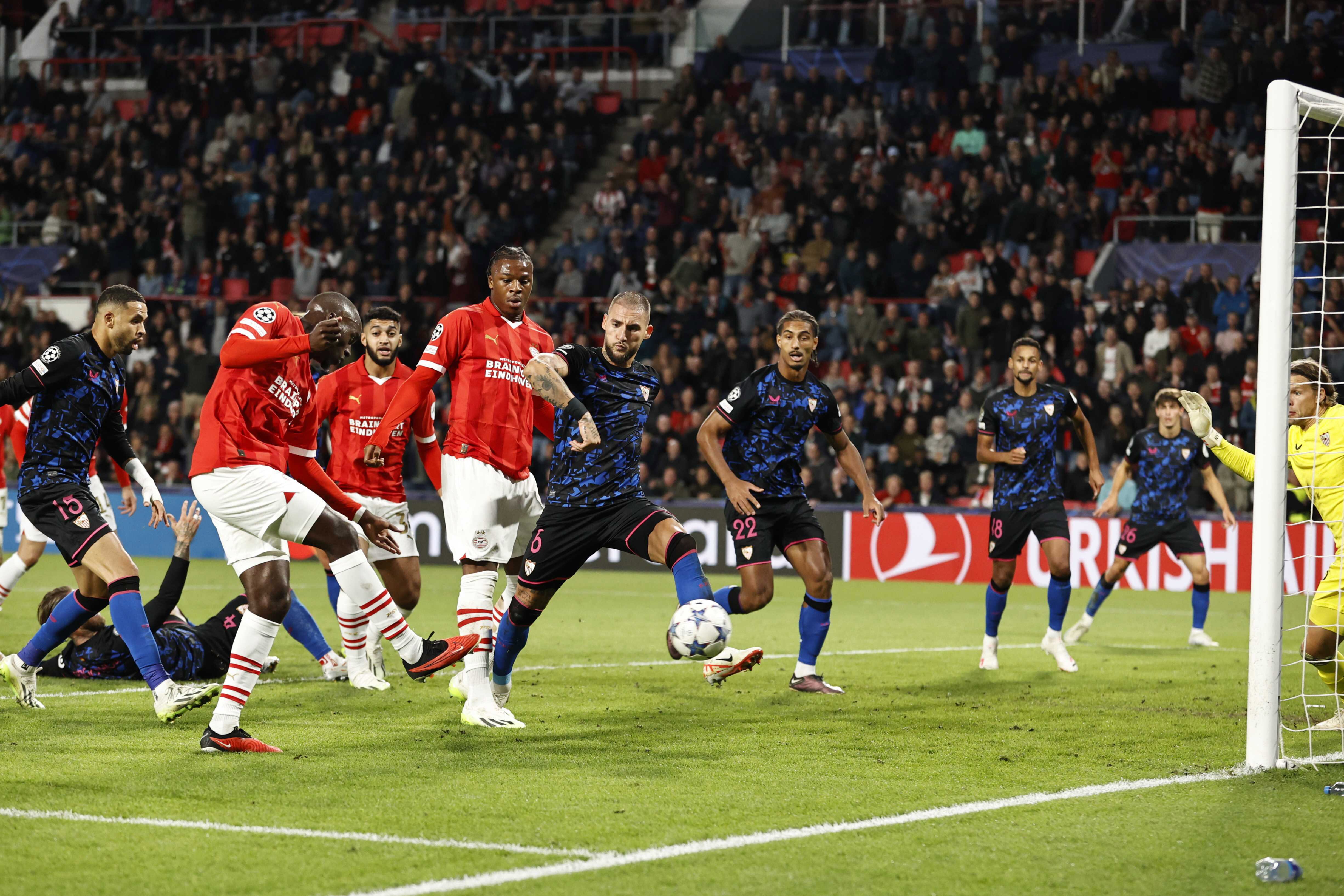 Eindhoven (Netherlands), 03/10/2023.- Jordan Teze of PSV Eindhoven scores the 2-2 during the UEFA Champions League Group B match between PSV Eindhoven and Sevilla FC at the Phillips stadium in Eindhoven, Netherlands, 03 October 2023. (Liga de Campeones, Jordania, Países Bajos; Holanda) EFE/EPA/MAURICE VAN STEEN
