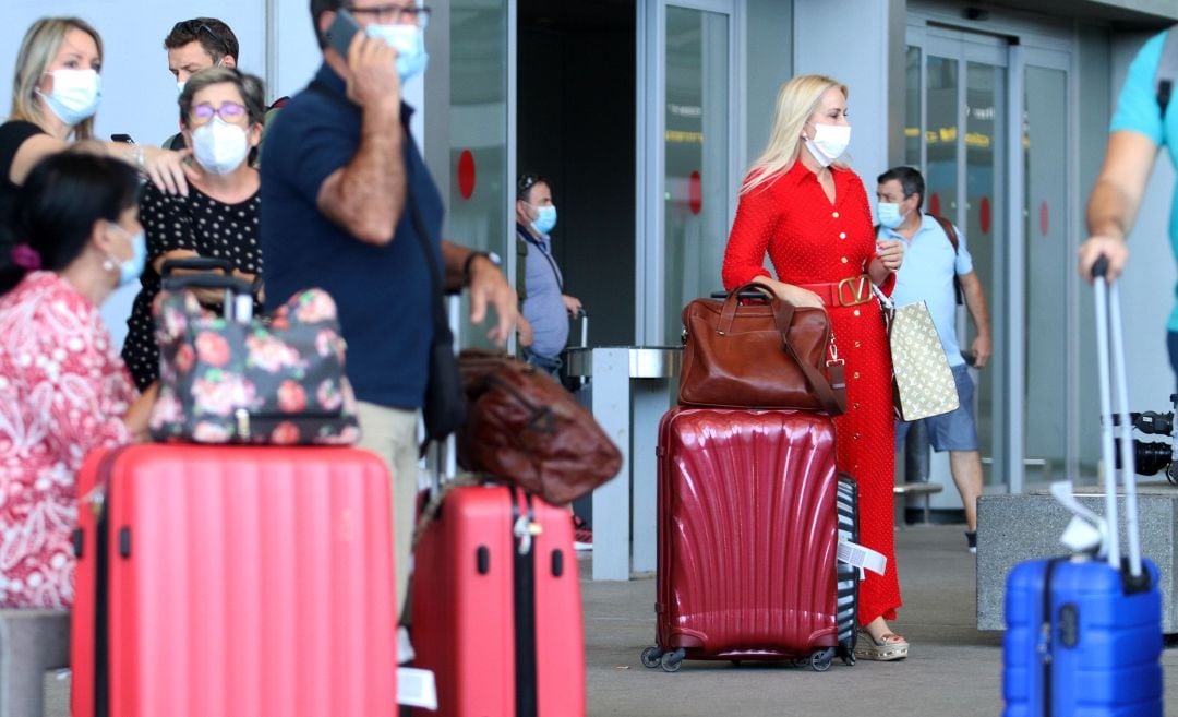 Llegada de turistas y residentes al aeropuerto Pablo Ruiz Picasso de Málaga.