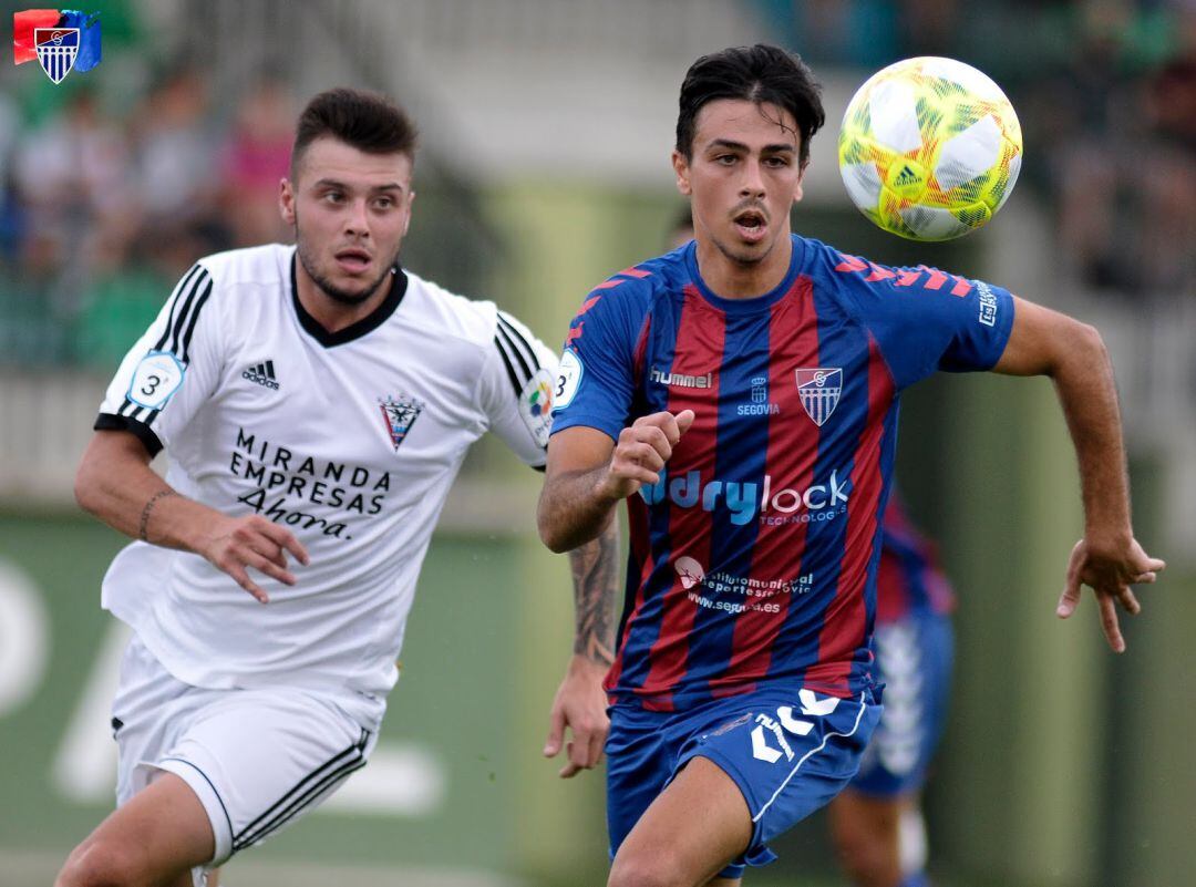 Javi Borrego pugna por un balón con un jugador del CD Mirandés en La Albuera