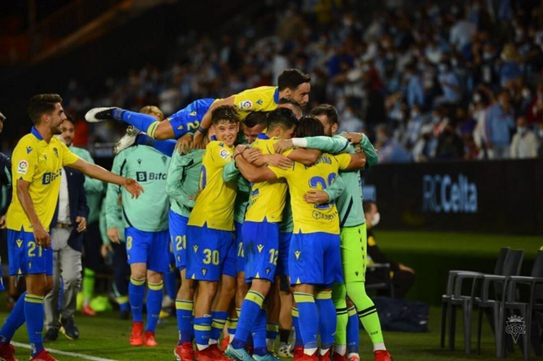 Los jugadores del Cádiz se abrazan tras el gol del Choco Lozano.