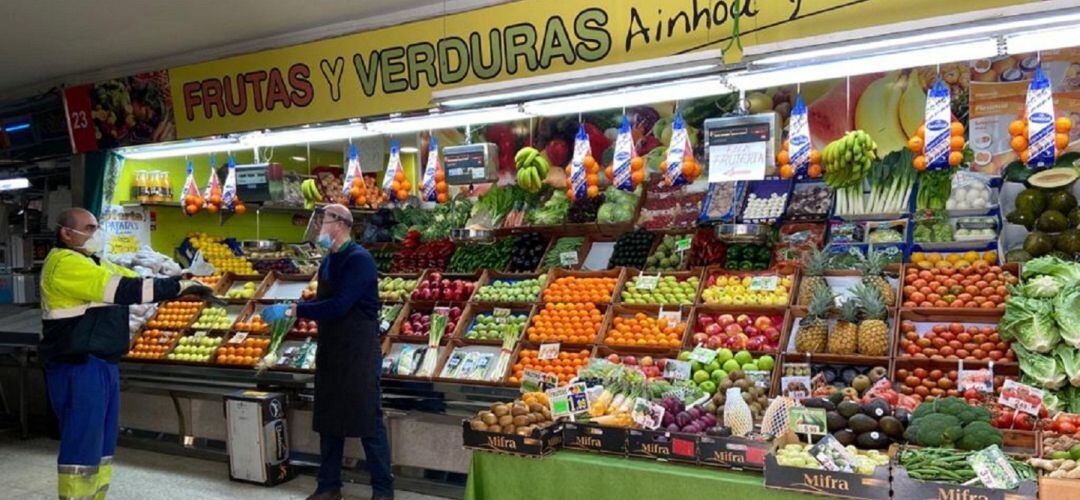 Voluntarios reparten las viseras de protección en comercios de alimentación de Fuenlabrada