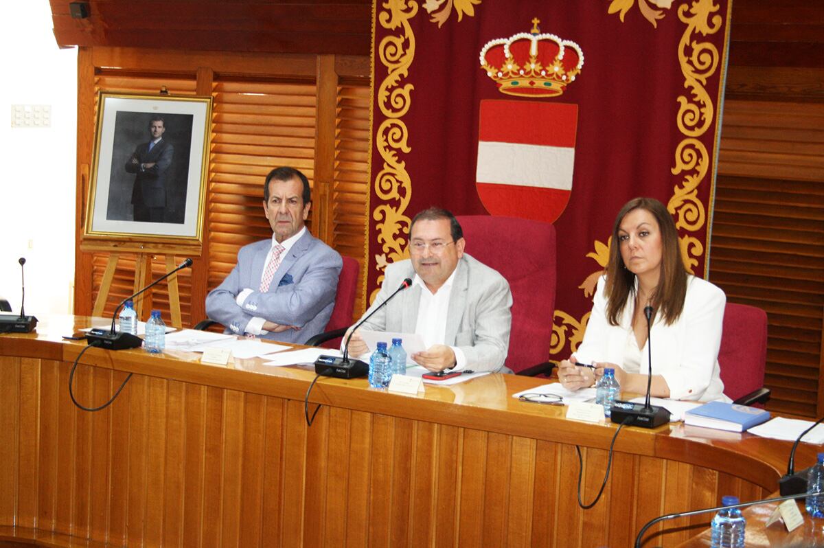 Adolfo Muñiz, presidiendo el pleno de Puertollano