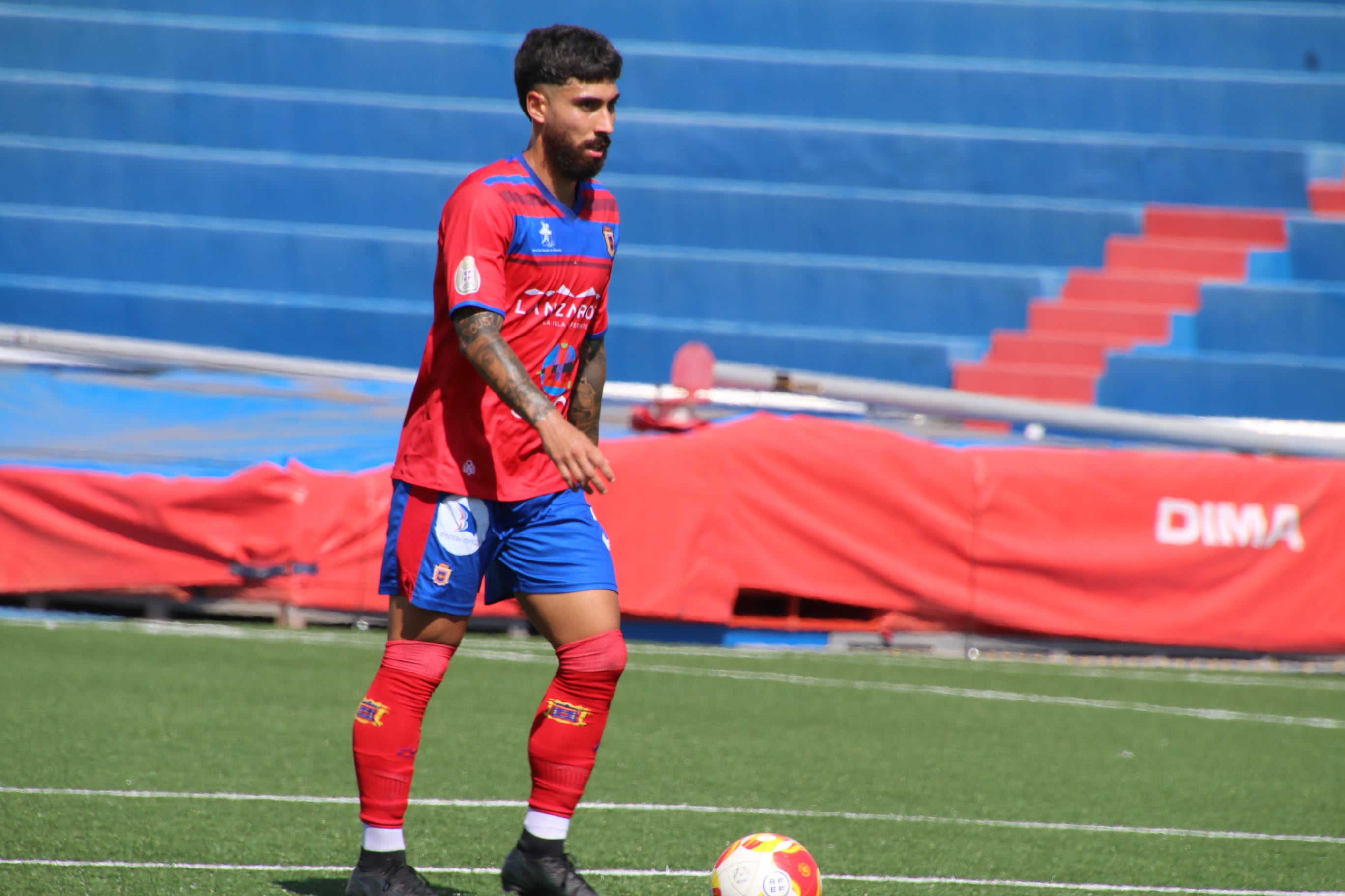 El defensa Mario Román en un partido de la UD Lanzarote.