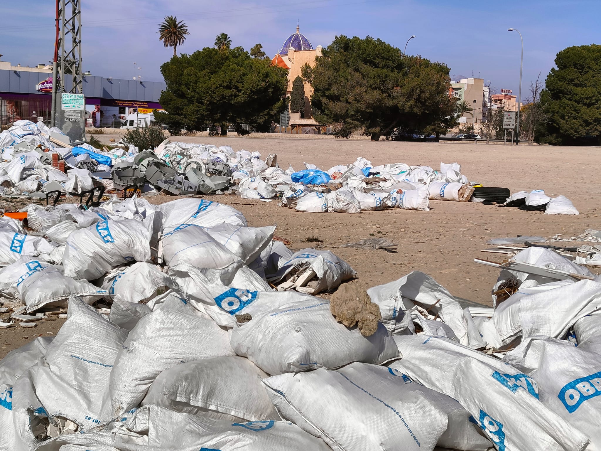 Escombreras con el monasterio de la Santa Faz al fondo