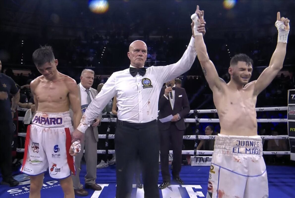 El árbitro del combate levanta el brazo de Juanfe Gómez como vencedor