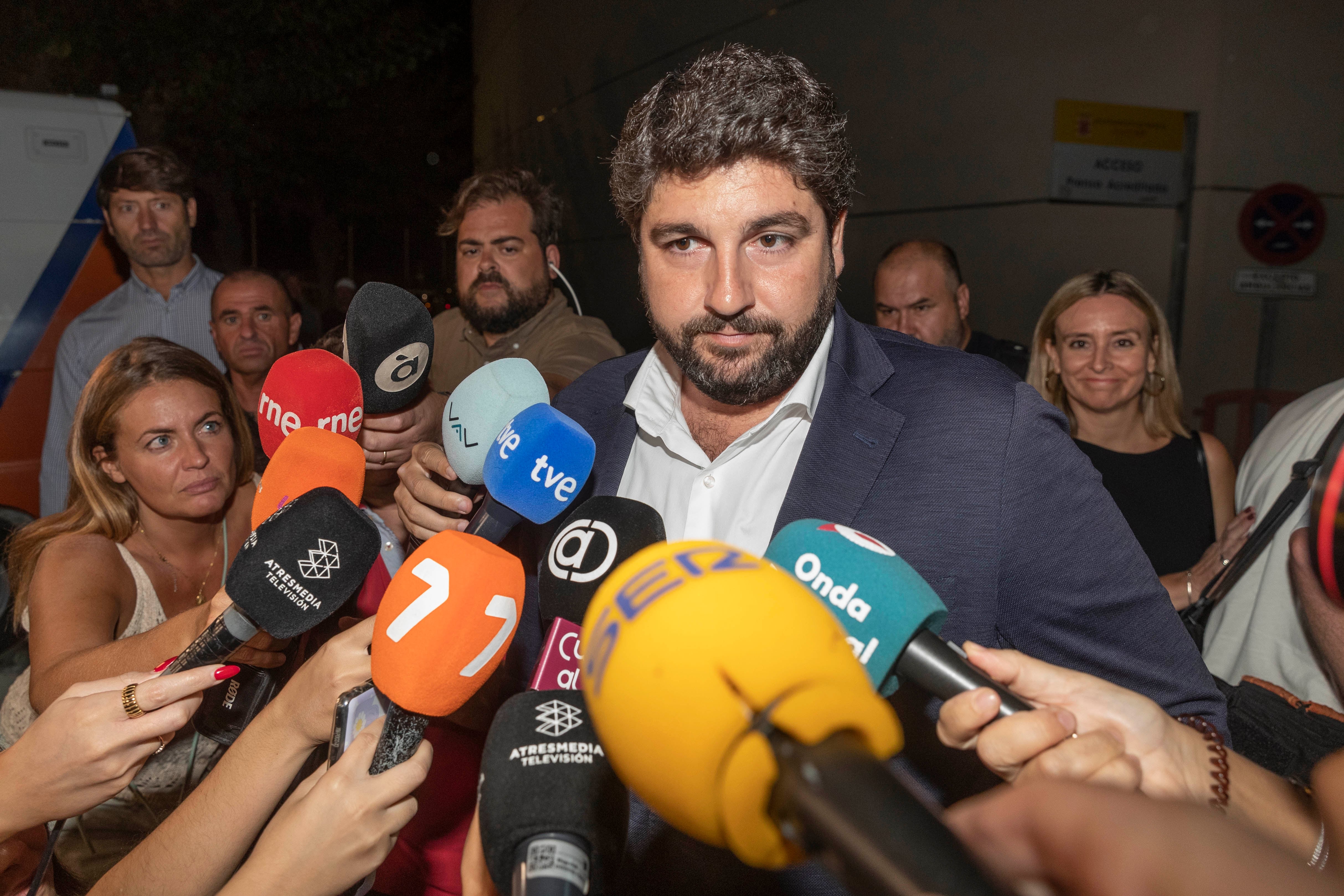 MURCIA, 01/10/2023.- El presidente de la Región de Murcia, Fernando López Miras, durante un momento de la rueda de prensa que ha ofrecido tras visitar a los familiares de los fallecidos en el incendio de la discoteca La fonda, este domingo en el Palacio de los Deportes de Murcia. EFE/Marcial Guillén
