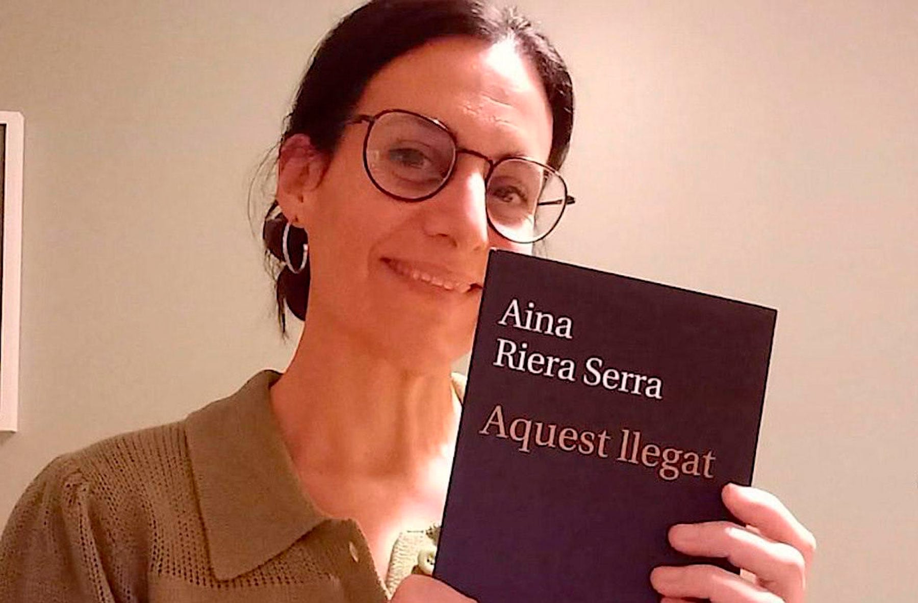 L&#039;escriptora Aina Riera Serra, amb un exemplar del seu anterior llibre de poemes &#039;Aquest llegat&#039;