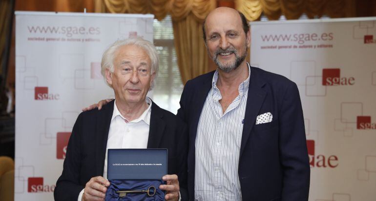 El presidente de la SGAE, José Miguel Fernández Sastrón, entrega la llave simbólica de La casa de los autores al actor y dramaturgo Albert Boadella. 
 