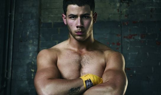 Nick Jonas da vida a Nate en la serie Kingdom