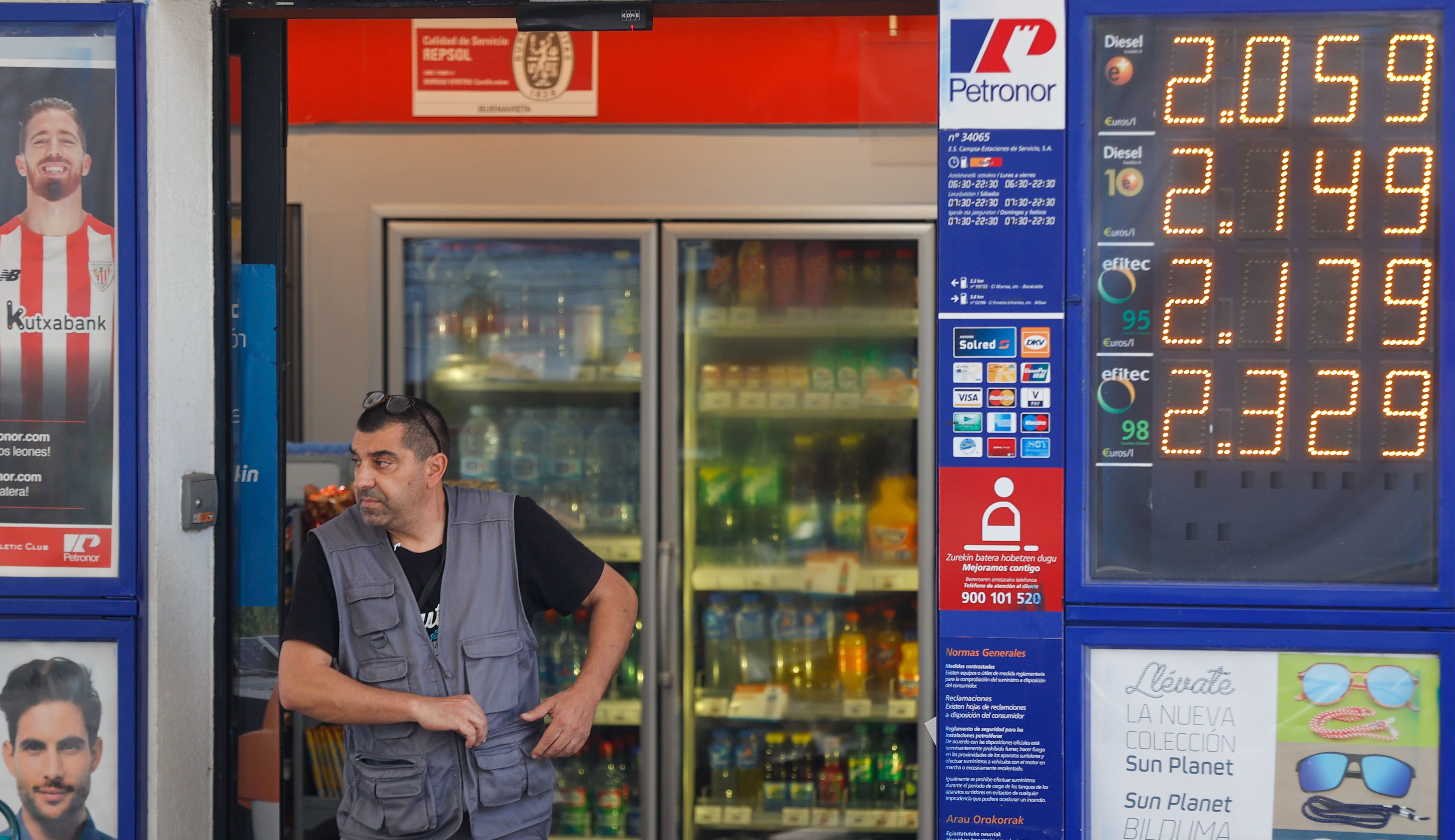 Una persona tras pagar el combustible en una gasolinera de Bilbao.