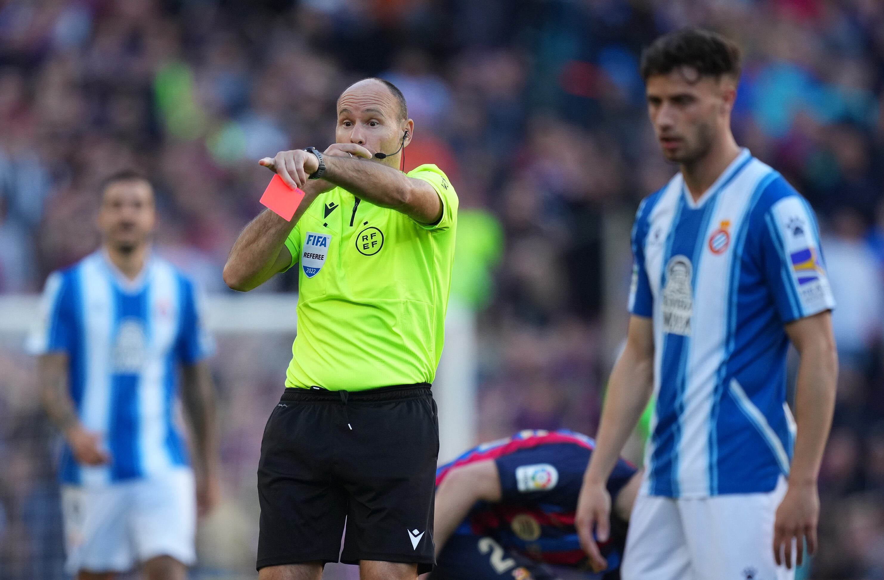 Mateu Lahoz muestra una de las expulsiones del encuentro.