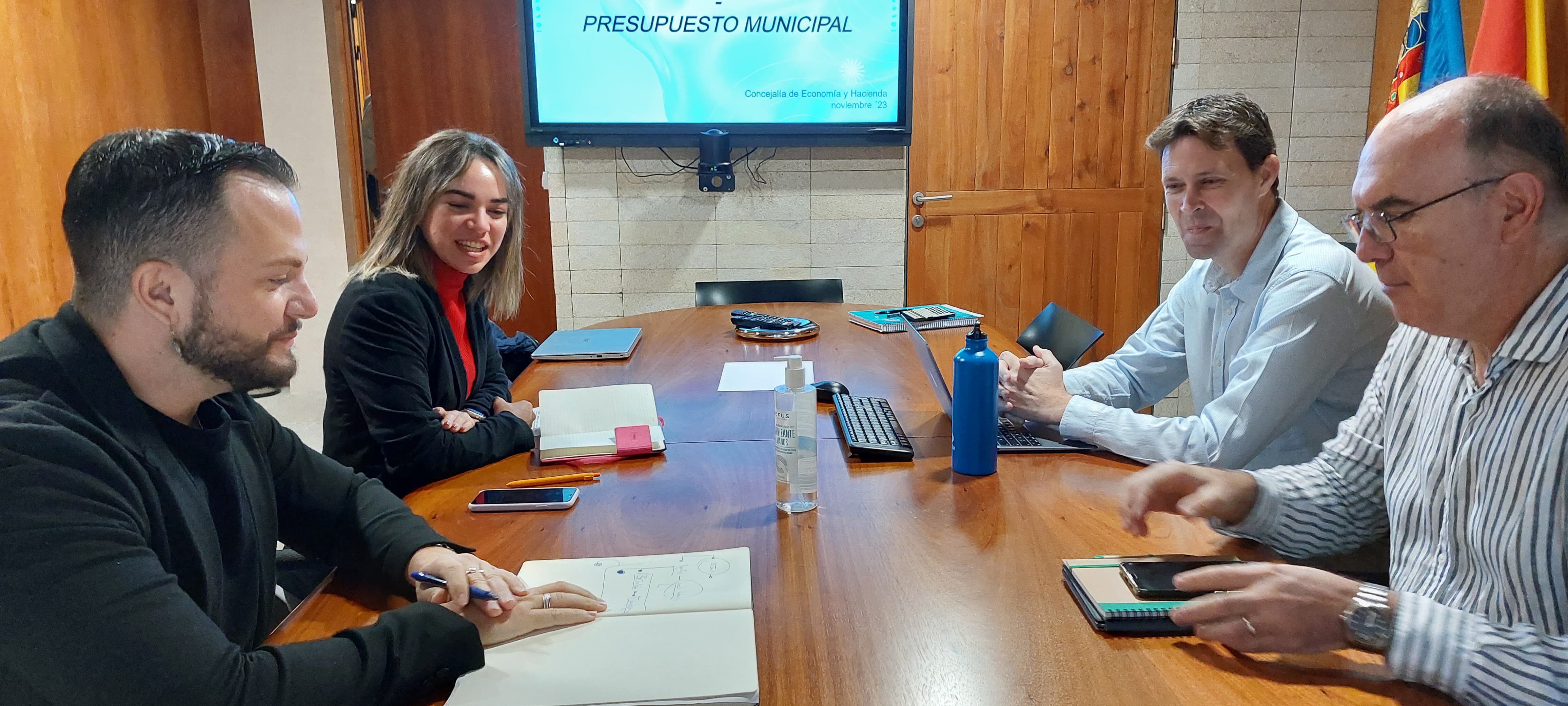 Un momento de la reunión entre los representantes del equipo de gobierno (derecha) y de Compromís (izquierda)