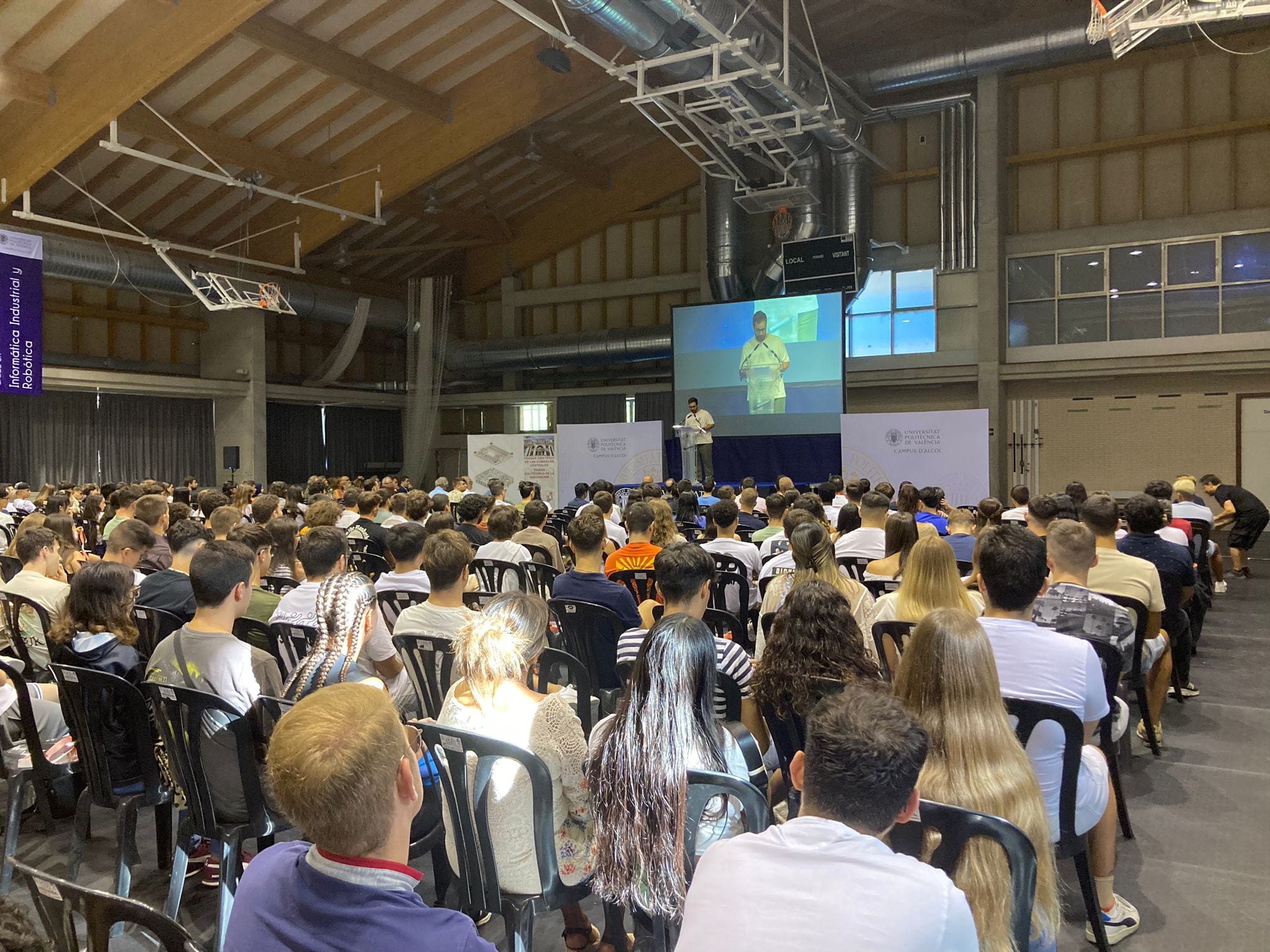 Nuevos alumnos del campus de Alcoy de la UPV, en la jornada de bienvenida