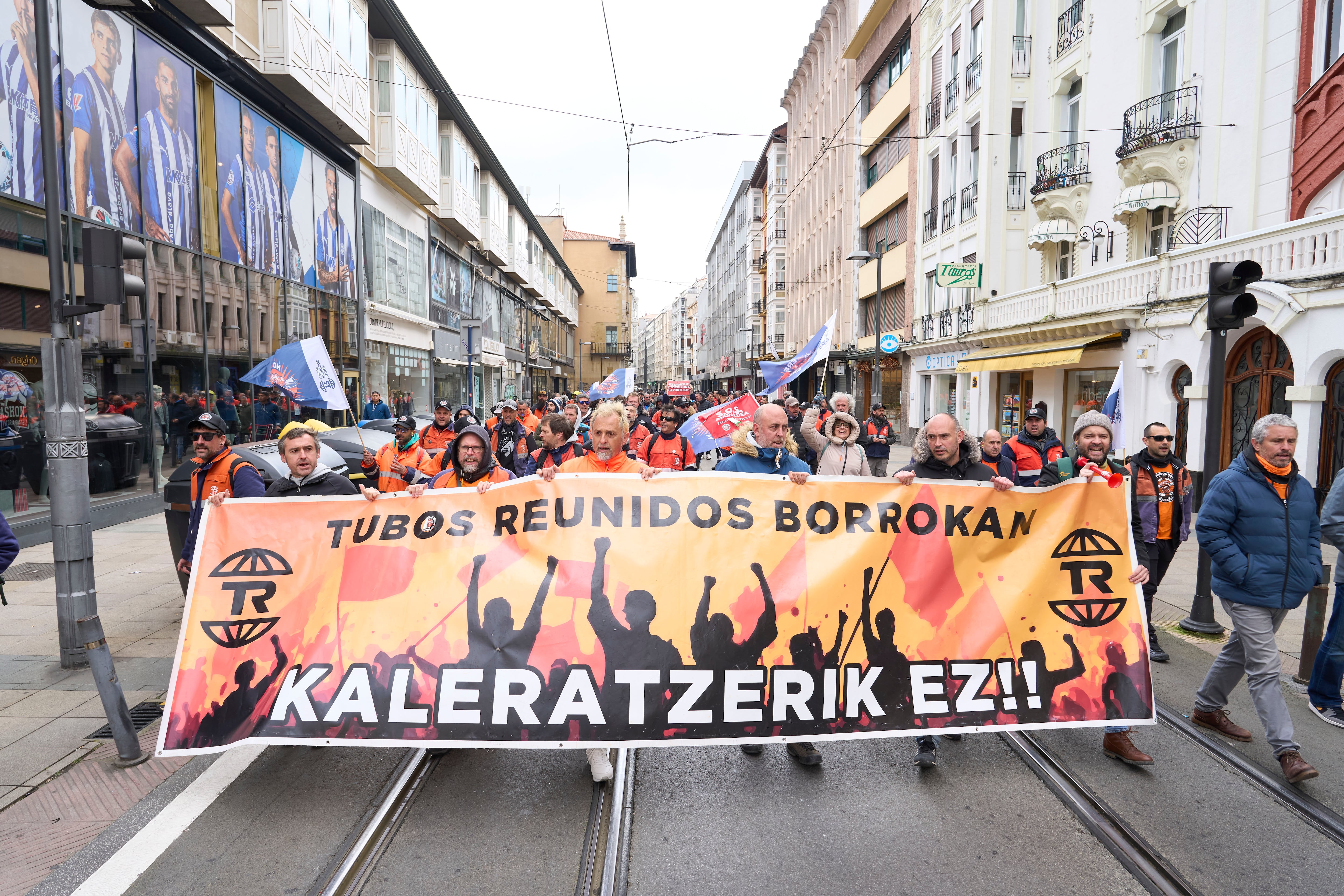 VITORIA, 25/03/2026.- Los trabajadores de la empresa Tubos Reunidos de Amurrio durante la manifestación este miércoles por las calles de Vitoria tras la inspección de trabajo en su sede de Álava después de la presentación de un ERE por parte de la empresa. EFE/ADRIAN RUIZ HIERRO