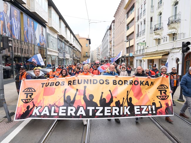 VITORIA, 25/03/2026.- Los trabajadores de la empresa Tubos Reunidos de Amurrio durante la manifestación este miércoles por las calles de Vitoria tras la inspección de trabajo en su sede de Álava después de la presentación de un ERE por parte de la empresa. EFE/ADRIAN RUIZ HIERRO