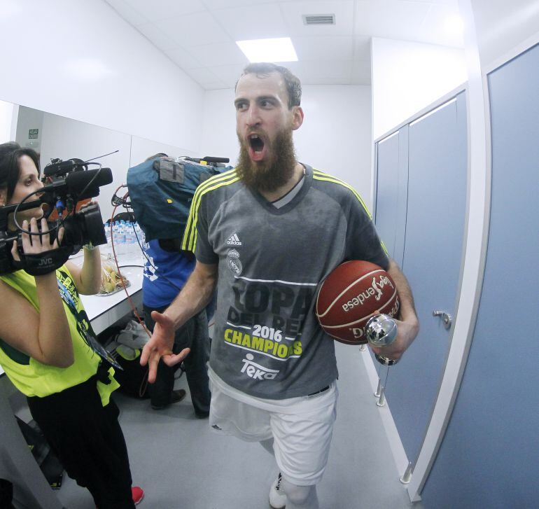 El tinerfeño Sergio Rodríguez celebrando el título copero en A Coruña