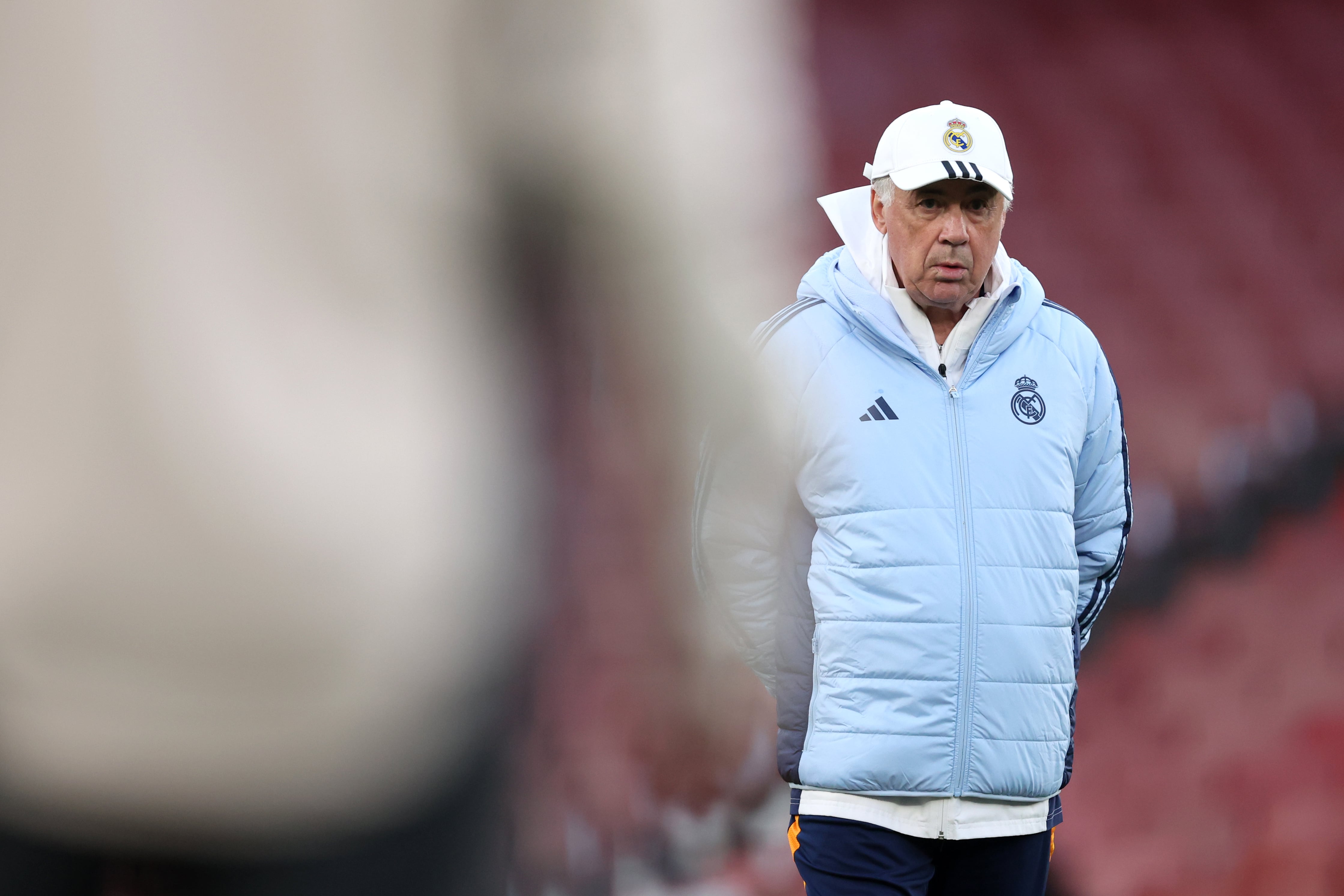 Carlo Ancelotti, pensativo durante un entrenamiento previo del Arsenal-Real Madrid