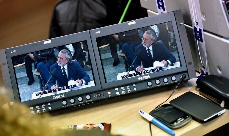 Los periodistas siguen desde la sala de prensa de la Audiencia Nacional de San Fernando de Henares la declaración del presunto cabecilla de Gürtel, Francisco Correa