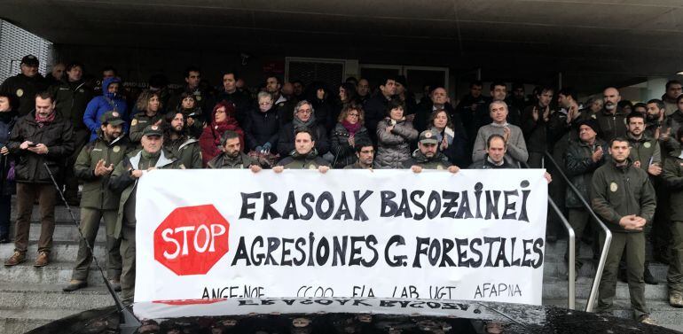 Concentración en repulsa por la agresión a un guarda forestal en el Parque Natural de Bertiz 