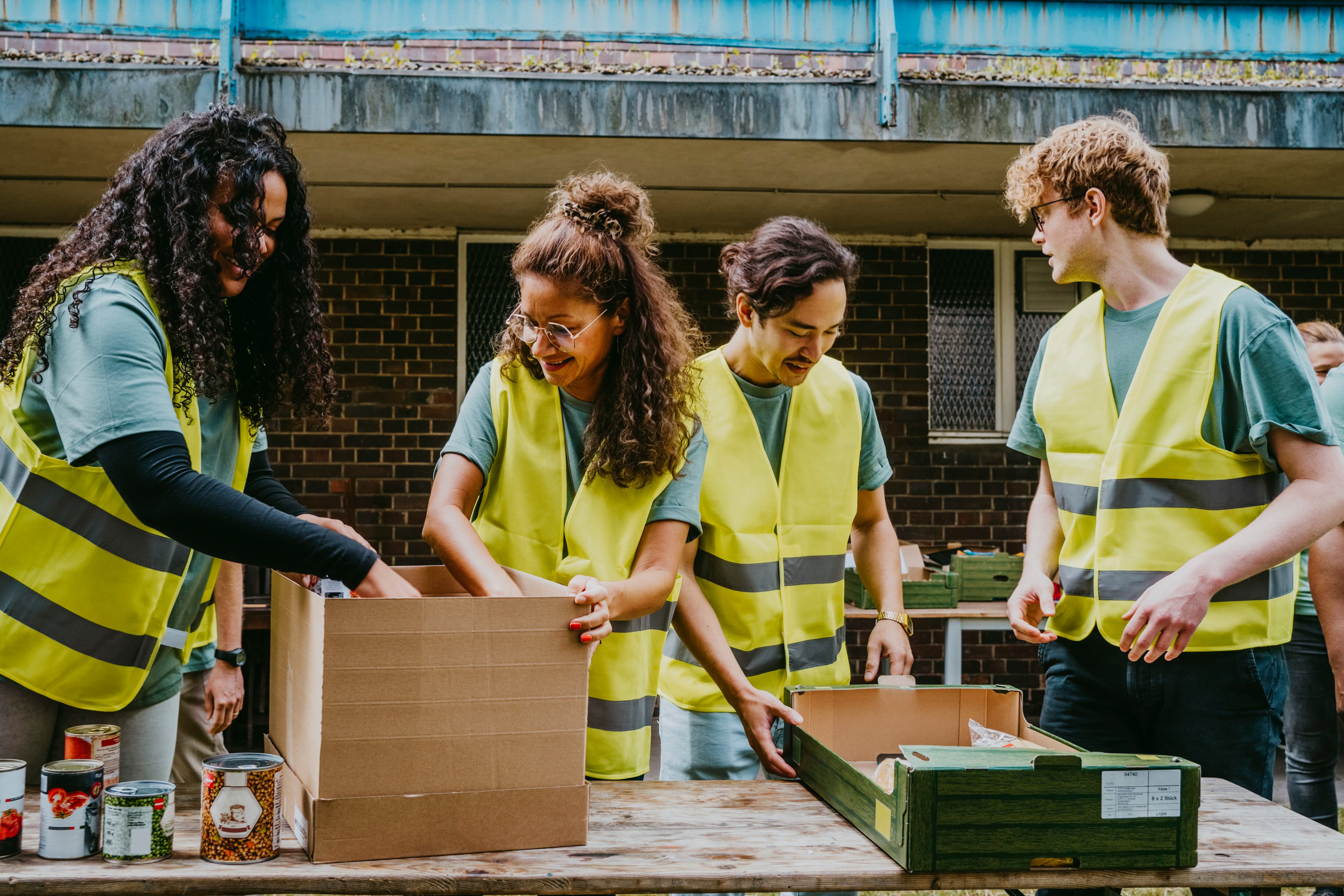 Jóvenes realizando tareas de voluntariado.