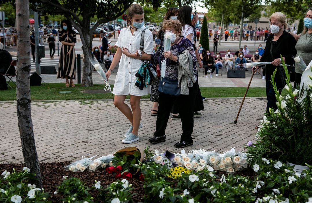 Flores en recuerdo de los fallecidos