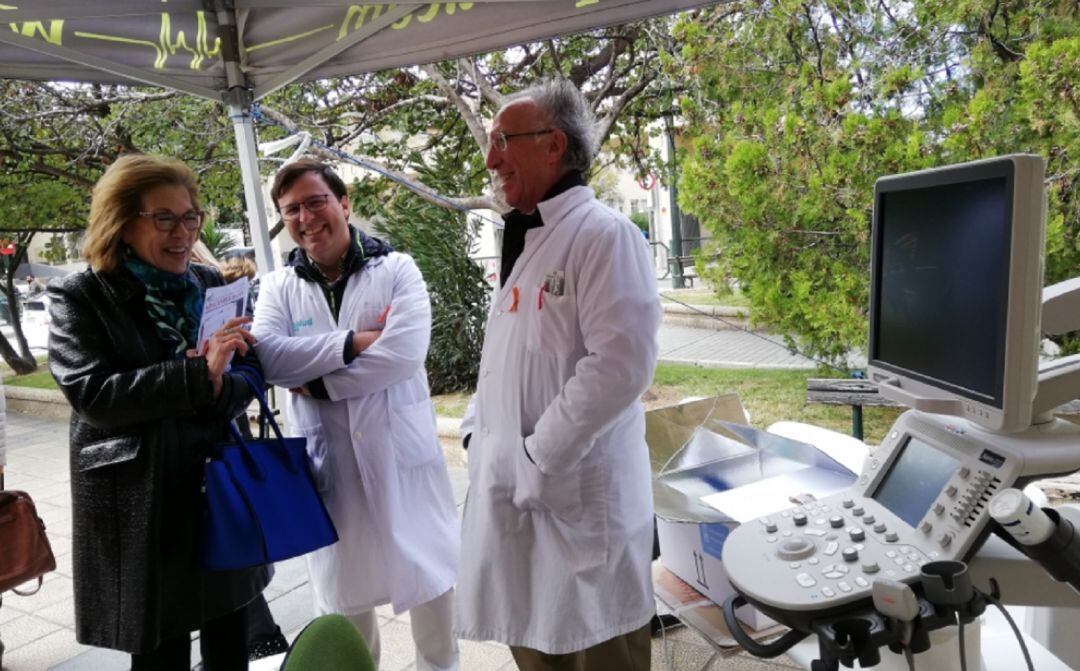 Carpa informativa del ictus en la Plaza San Francisco. En la imagen, la consejera de Sanidad, Pilar Ventura 