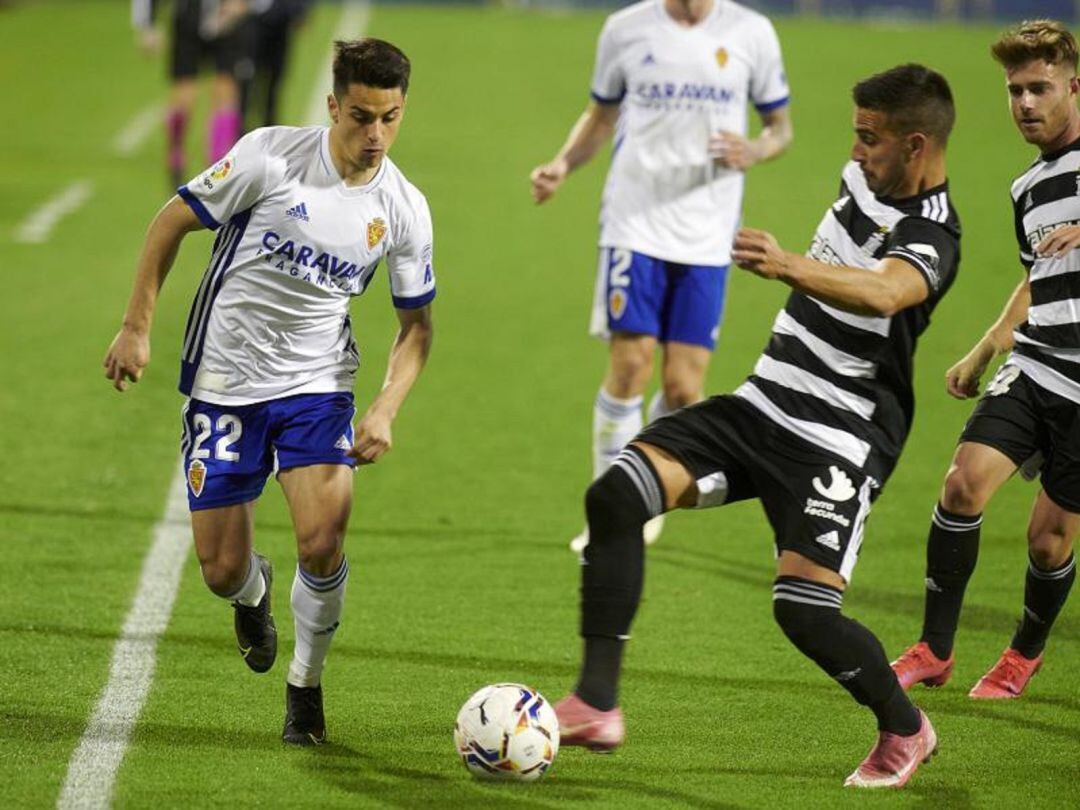 Bermejo intenta dejar atrás a un jugador del Cartagena en La Romareda