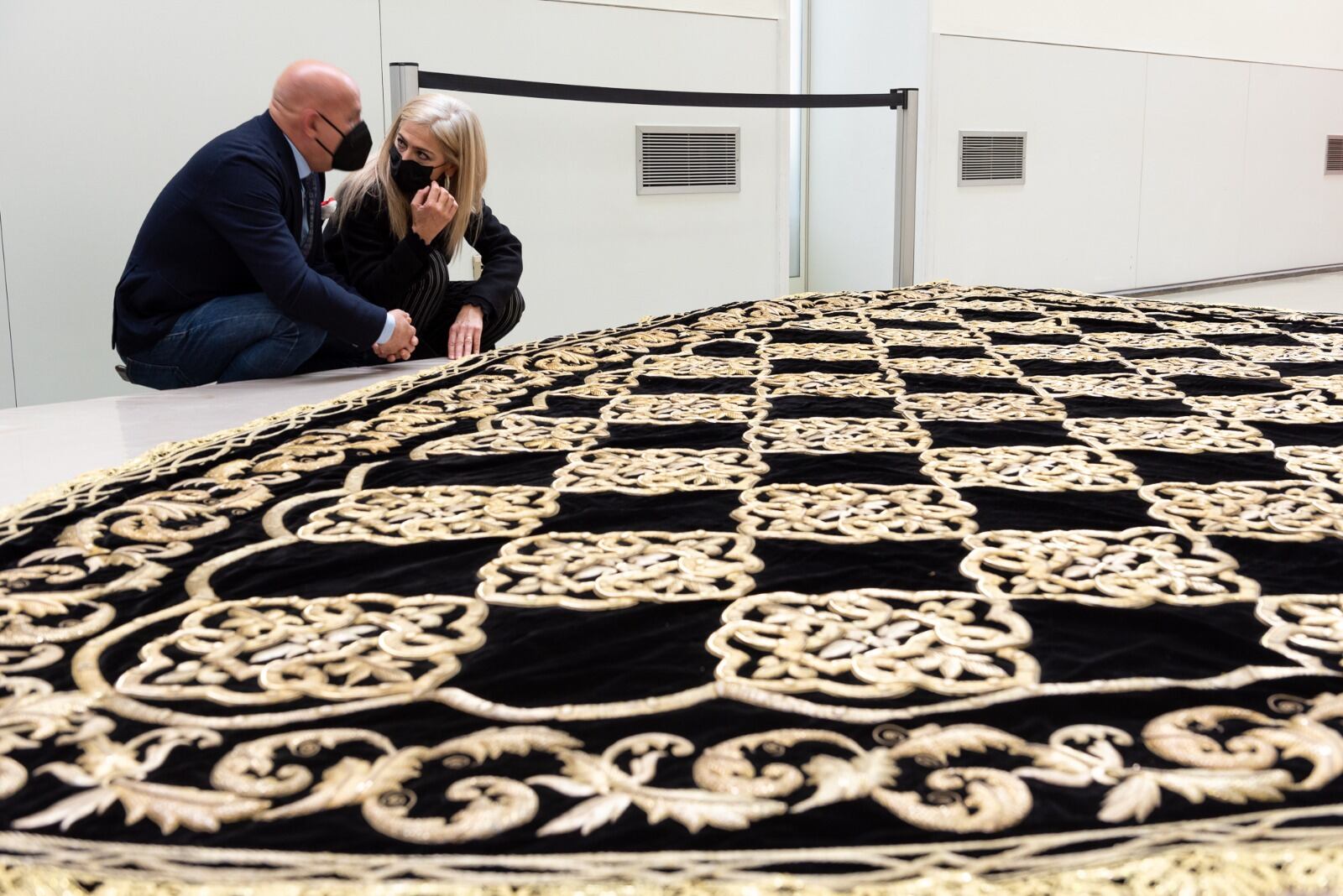 La consejera de Cultura, Patricia del Pozo, conversa con Paquili junto al manto de la Virgen de los Dolores del Cerro