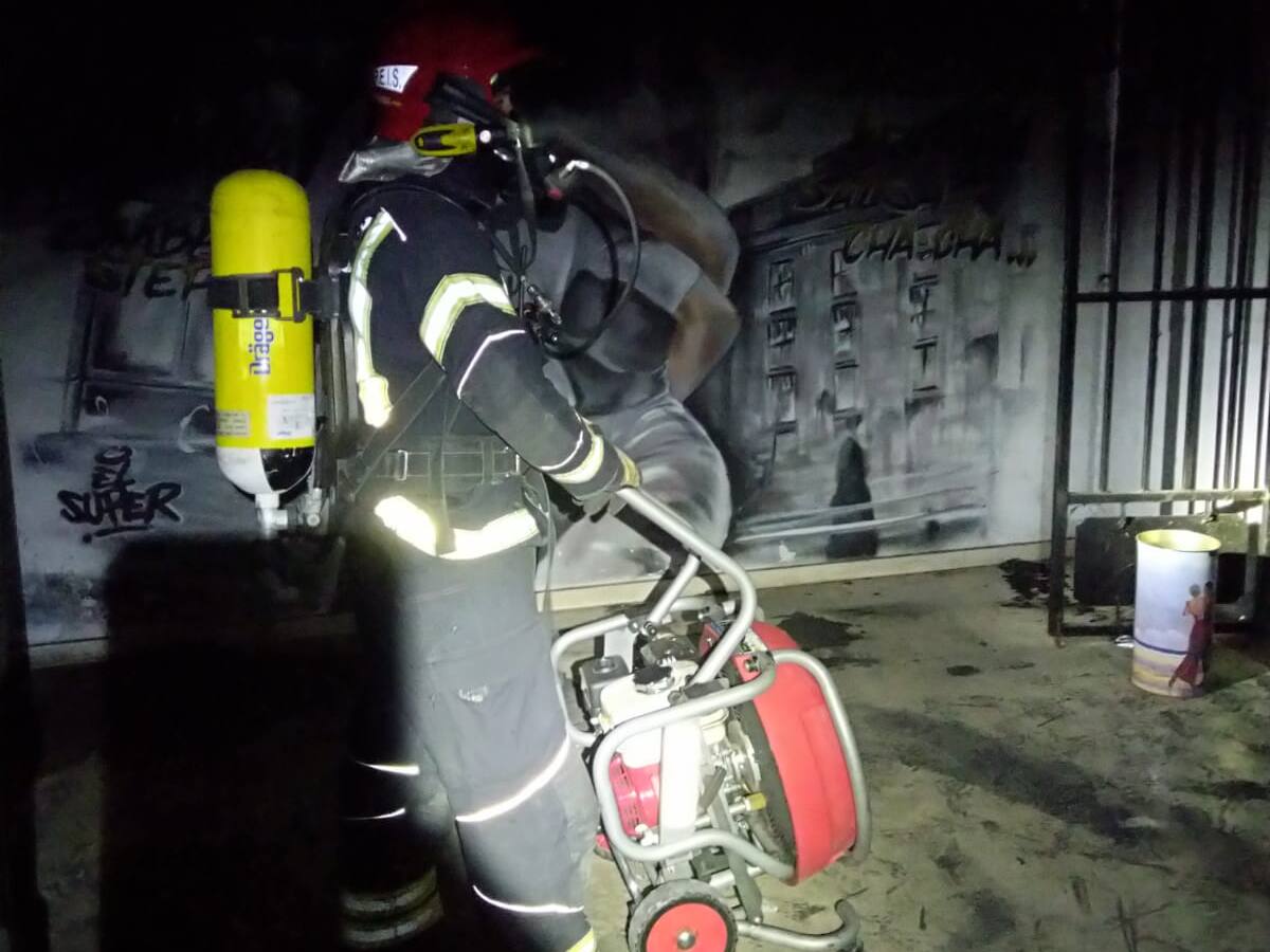 Los bomberos sofocan un incendio en un edificio de viviendas de Bembibre