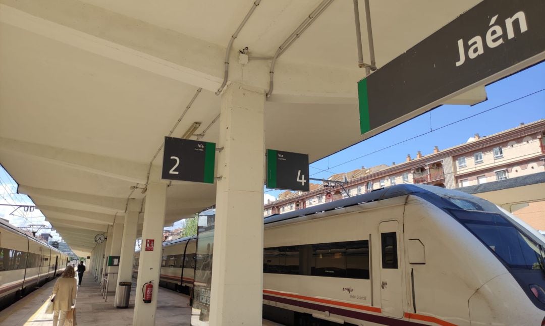 Andenes de al estación de tren de Jaén.