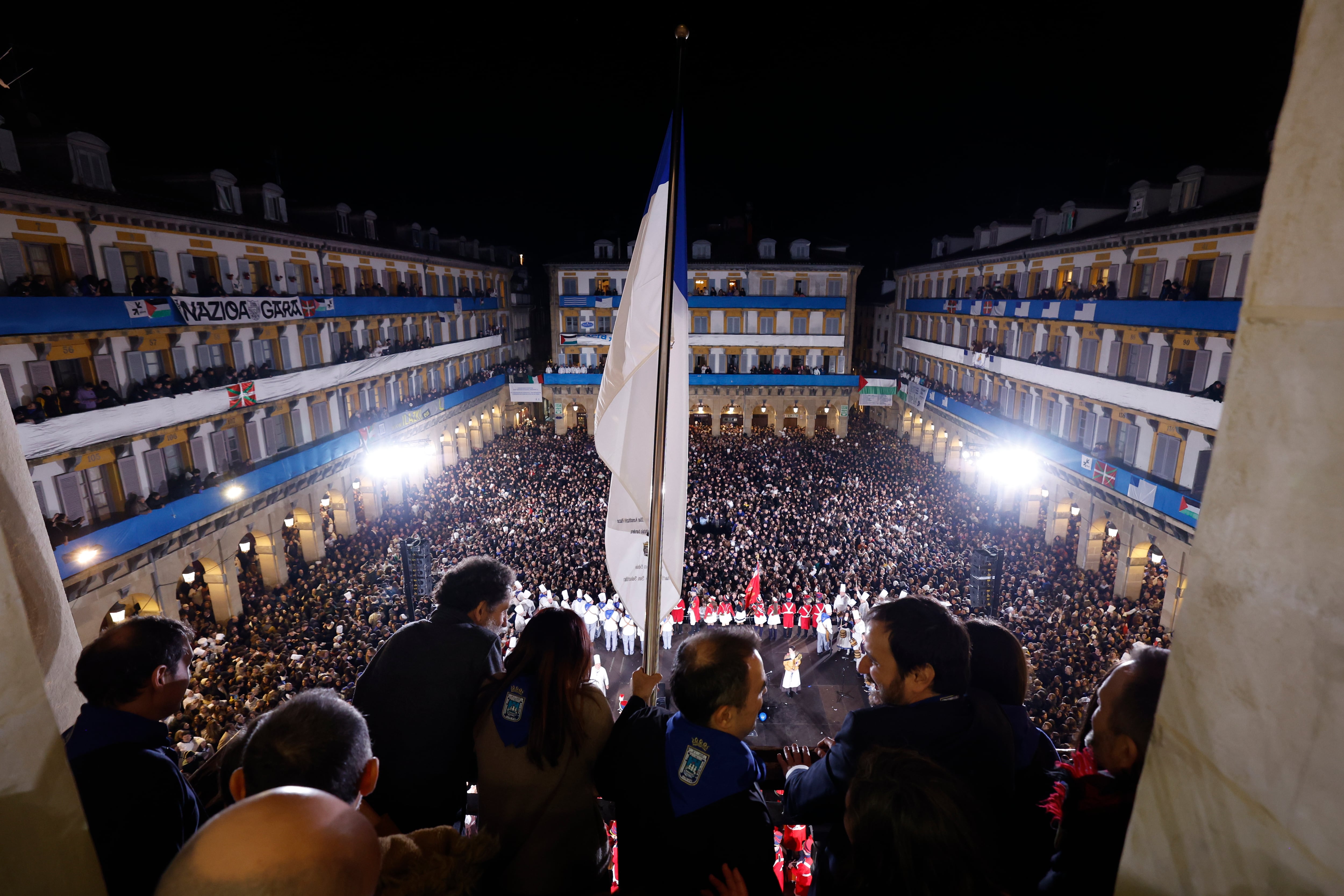 SAN SEBASTIÁN, 20/01/2025.- Arriada de bandera que pone fin al día grande de la ciudad, la noche de este lunes en la plaza de la Constitución de San Sebastián. EFE/Javier Etxezarreta POOL
