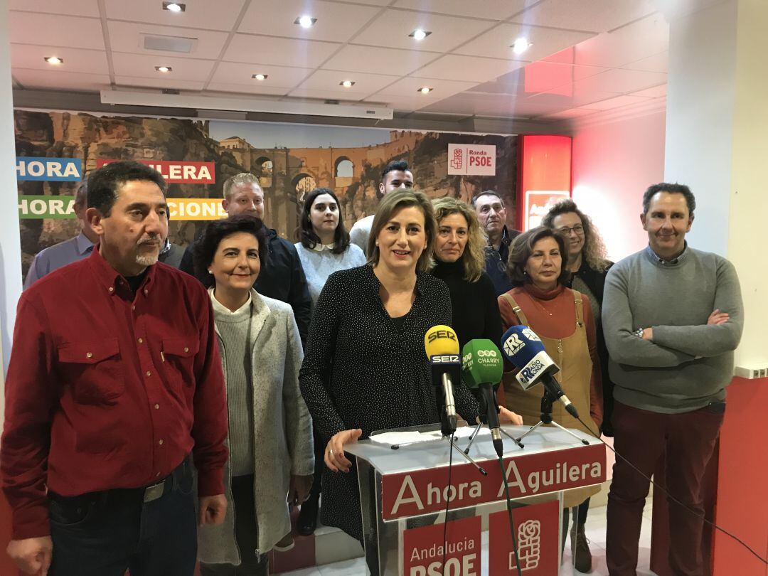 Isabel Aguilera ha estado acompañada de su ejecutiva local en su intervención ante la prensa