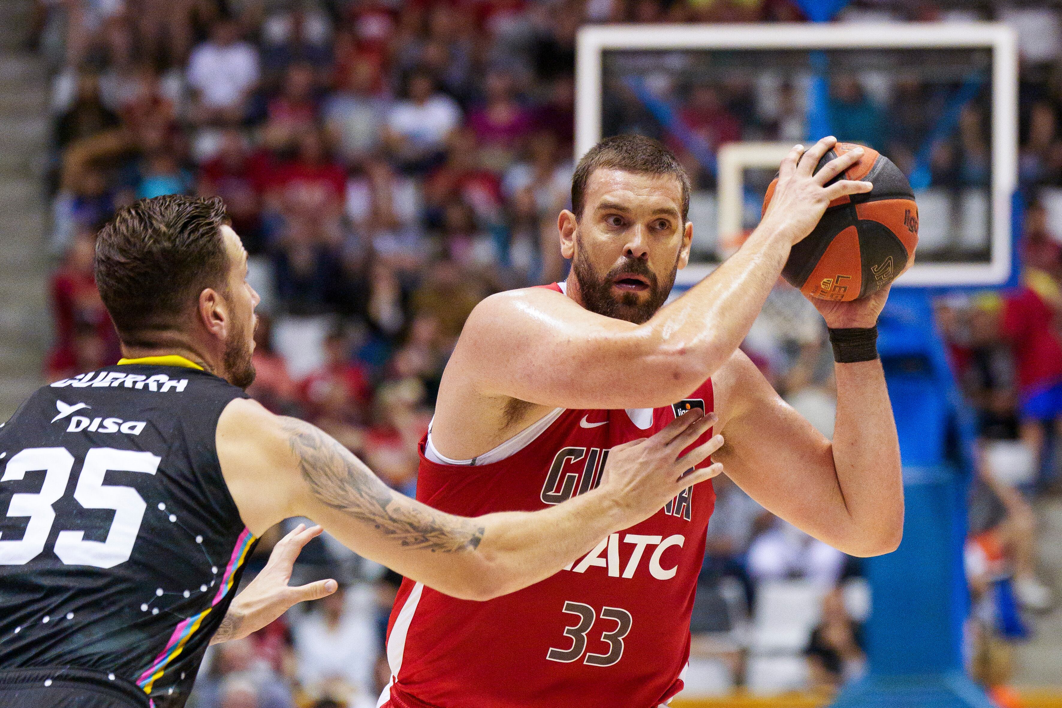 Girona, 06/05/2023. Marc Gasol del Basquet Girona, y Fran Guerra del Lenovo Tenerife, durante el partido de la jornada 31 de la Liga Endesa, este sábado en el pabellón de Fontajau.-EFE/David Borrat.