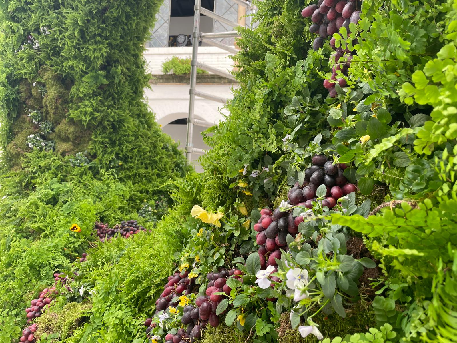 Flora 2024. Detalle de la instalación &quot;Fusión&quot;, de la alemana Carolin Ruggaber, en el patio de Orive