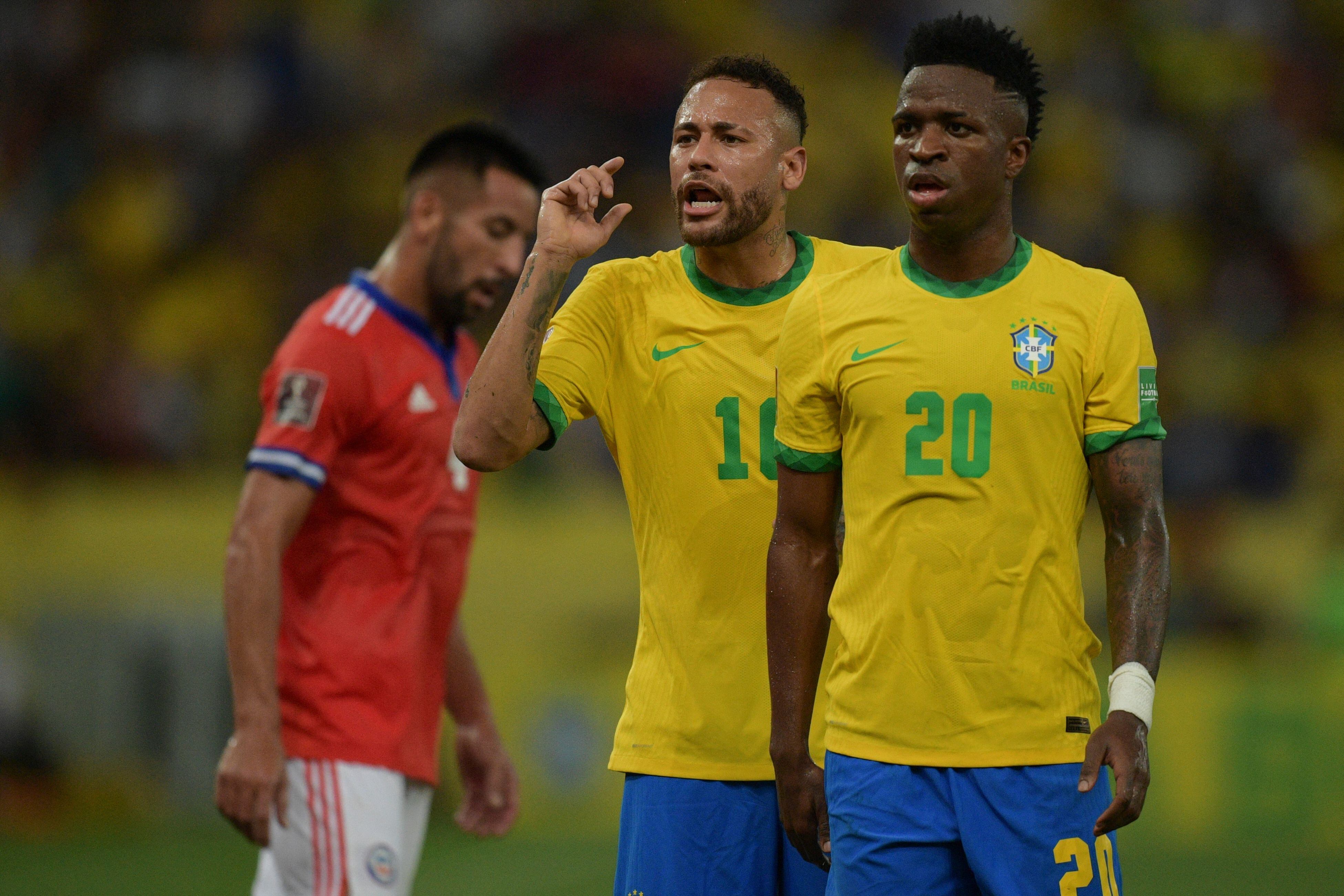 Neymar y Vinicius durante un partido clasificatorio al Mundial 2022.